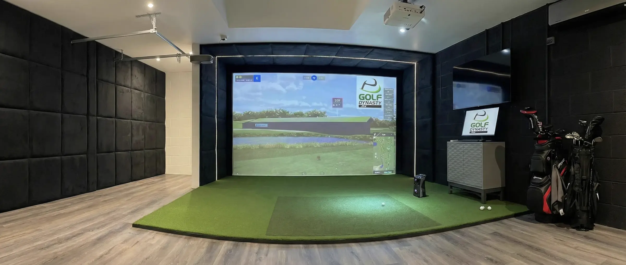 Bahía Golf Dynasty con paneles acústicos y pantalla de impacto